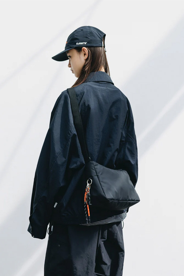 (CLESSTE) 홀리데이 백 미니 - 블랙은 미니멀하고 캐주얼한 스타일을 추구하는 여성 고객을 위한 가방입니다. 가볍고 내구성이 뛰어난 나일론 소재로 제작되었으며, 사각형 디자인에 무지 패턴으로 깔끔함을 더했습니다. 숄더백 또는 크로스백으로 연출 가능하며, 지퍼형 잠금 방식으로 소지품을 안전하게 보관할 수 있습니다. 일상생활에서 휴대폰이나 카메라 등 간단한 소지품을 수납하기에 적합하며, 미니멀한 디자인으로 다양한 스타일에 매치하기 좋습니다.
