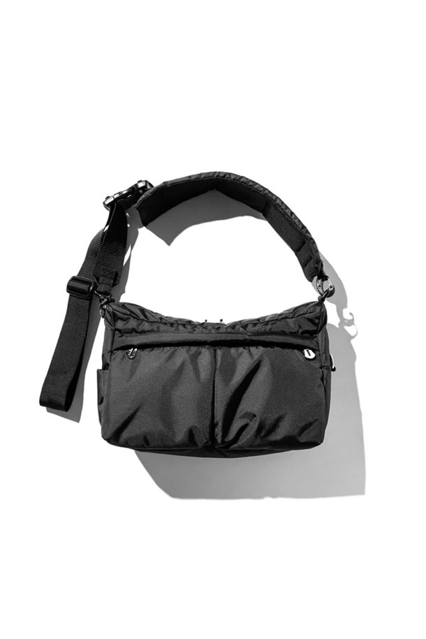 (CLESSTE) 멀티 포켓 홀리데이 백 - 블랙은 여행룩, 캐주얼, 미니멀, 시티보이 스타일을 위한 남성용 가방입니다. 옥스포드 원단으로 제작되어 생활 방수 기능과 경량성을 갖췄으며, 11인치 아이패드 수납이 가능합니다. 다수의 외부 포켓과 4개의 내부 포켓, 지퍼형 잠금 방식으로 실용적인 수납 공간을 제공합니다. 무지 패턴의 사각 가방 디자인에 카라비너 장식이 더해져 세련된 느낌을 선사합니다. 여행 및 일상에서 폭넓게 활용할 수 있는 데일리 백입니다.
