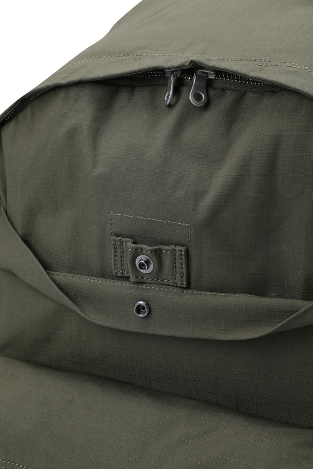 (NANAMICA) 데이 팩 - 올리브 드랩은 면과 나일론 혼방 소재로 제작된 사각형 디자인의 백팩입니다. 남성용으로 출시되었으며, 올리브 컬러의 무지 패턴으로 미니멀하고 시티보이 스타일을 연출하기 좋습니다. 출근룩, 여행룩, 캠핑룩 등 다양한 TPO에 활용할 수 있으며, 전면에 유틸리티 포켓이 있어 실용성을 더했습니다. 심플한 디자인으로 어떤 스타일에도 자연스럽게 매치되어 데일리 백으로 활용하기 좋습니다.
