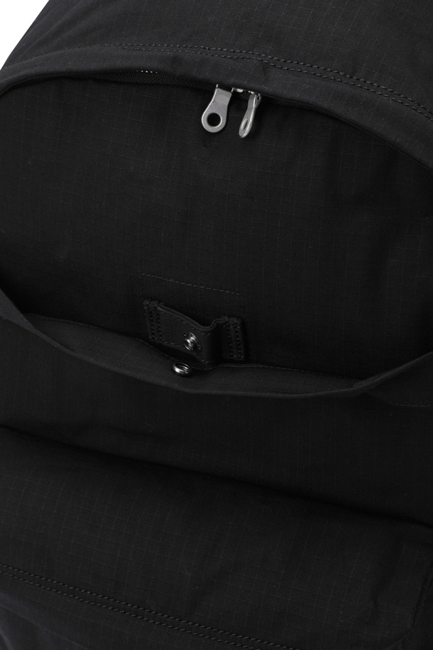 (NANAMICA) 데이 팩 - 블랙은 코튼, 나일론, 코듀라 소재를 사용하여 튼튼하고 미니멀한 디자인을 자랑하는 가방입니다. 사각형 모양에 전면 유틸리티 포켓과 지퍼형 잠금 방식으로 실용성을 더했습니다. 미디엄 사이즈로 일상 및 여행 시 넉넉한 수납 공간을 제공하며, 캐주얼 및 미니멀 스타일의 여행룩에 잘 어울립니다. 블랙 컬러의 무지 디자인으로 어떤 스타일에도 쉽게 매치할 수 있습니다. 데일리 백으로 활용하기 좋은 아이템입니다.
