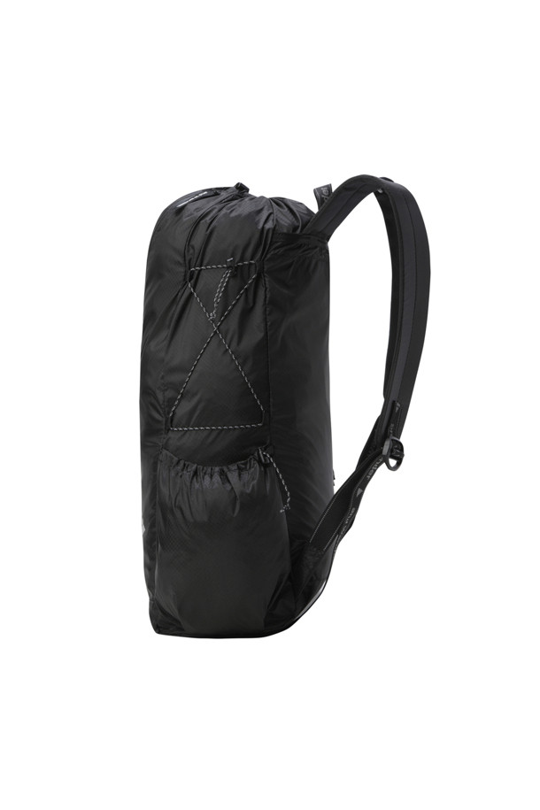 (앤드 와인더) 실 데이백 - 블랙은 일상과 하이킹에 적합한 남성용 데이백입니다. 방수 기능을 갖춘 사각 디자인으로, CORDURA 원단을 사용하여 내구성을 높였습니다. 넉넉한 수납을 위한 사이드 포켓과 내부 포켓, 그리고 지퍼형 잠금 방식을 갖추고 있습니다. 미니멀하고 캐주얼한 스타일을 연출하며, 로고 패턴으로 포인트를 더했습니다. 나일론과 실리콘 소재를 사용하여 가볍고 실용적인 데이백입니다.
