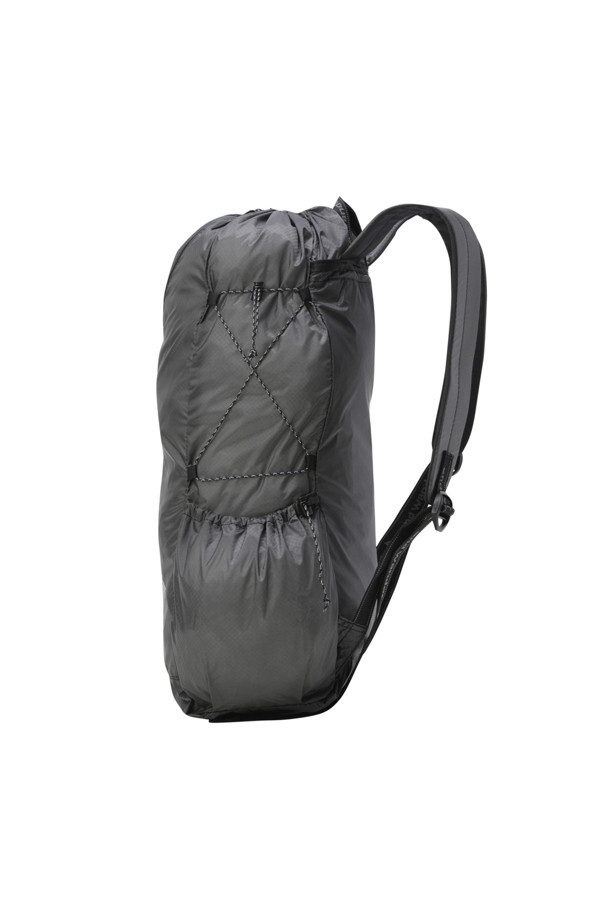 (AND WANDER) 실 데이백 - 그레이는 하이킹과 일상에서 활용하기 좋은 데이백입니다. INVISTA 실리콘 코팅 CORDURA 나일론 원단을 사용하여 방수 기능을 갖췄으며, 내부 포켓과 사이드 포켓으로 수납력을 높였습니다. 미디엄 사이즈의 사각 가방으로, 캐주얼, 고프코어, 미니멀 스타일의 등산룩과 여행룩에 잘 어울립니다. 그레이 컬러에 로고 패턴이 더해져 디자인 포인트를 더했습니다. 지퍼형 잠금 방식으로 내용물을 안전하게 보관할 수 있습니다.
