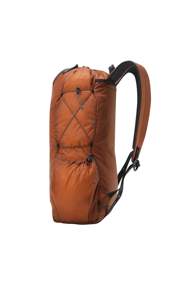 (앤드 와인더) 실 데이팩 - D.ORANGE는 하이킹 및 일상 사용에 적합한 남성용 데이팩입니다. 다크오렌지 컬러의 사각 형태 가방으로, 로고 패턴이 특징입니다. CORDURA 원단과 INVISTA 실리콘 코팅을 사용하여 방수 기능을 갖췄으며, 미디엄 사이즈로 제작되었습니다. 사이드 포켓과 내부 포켓이 있어 수납이 용이하며, 지퍼형 잠금 방식으로 내용물을 안전하게 보관할 수 있습니다. 고프코어 및 캐주얼, 미니멀 스타일의 등산룩과 여행룩에 매치하기 좋습니다.
