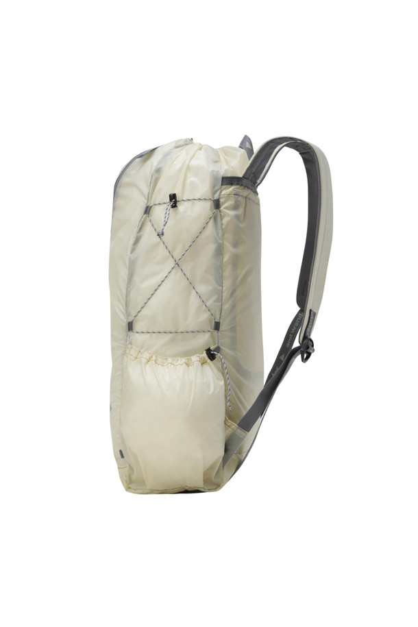 (앤드 원더) 실 데이백 - 오프 화이트는 일상과 하이킹에 적합한 미디엄 사이즈의 데이백입니다. 방수 기능을 갖춘 사각 디자인으로, 로고 패턴이 특징이며, CORDURA 원단을 사용하여 내구성을 높였습니다. 남성용 가방으로, 오프 화이트 색상이며, 사이드 포켓과 내부 포켓이 있어 수납이 용이합니다. 여행룩, 등산룩에 어울리는 캐주얼, 미니멀, 고프코어 스타일 연출에 활용할 수 있습니다. 나일론과 실리콘 소재로 제작되었습니다.
