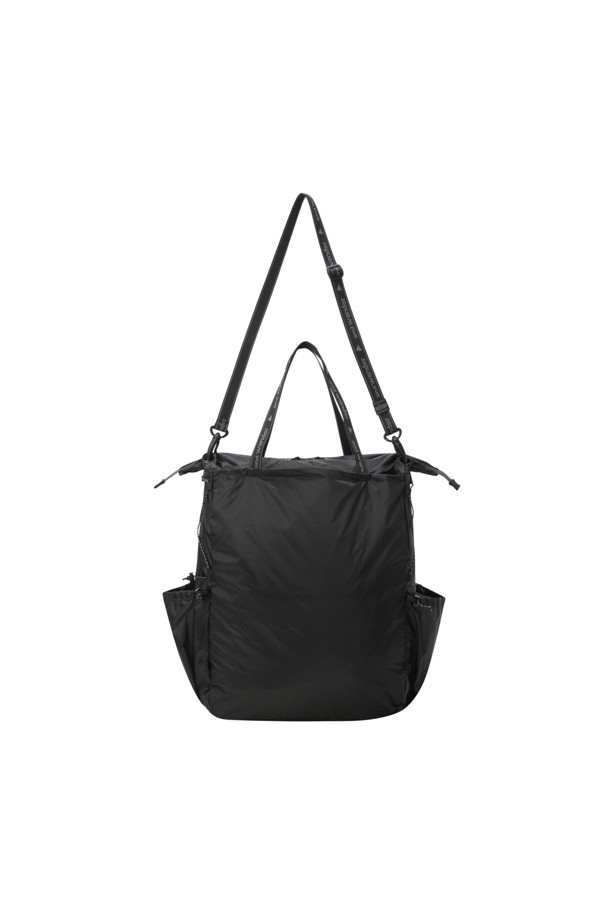 (앤드 원더) 실 토트 백 - 블랙은 미니멀하고 캐주얼한 스타일의 남성용 토트백입니다. 20L 용량의 미디엄 사이즈로, 일상 및 여행에 적합하며, 재활용 소재를 사용한 친환경 제품입니다. 방수 기능을 갖춘 ECOPAK 원단을 사용하여, 내수압 20,000mm로 제작되었습니다. 사각형 모양에 조임용 끈으로 잠그는 방식이며, 가볍고 포켓 타블하여 편리하게 사용할 수 있습니다. 블랙 색상의 무지 디자인으로 어떤 스타일에도 쉽게 매치할 수 있습니다.
