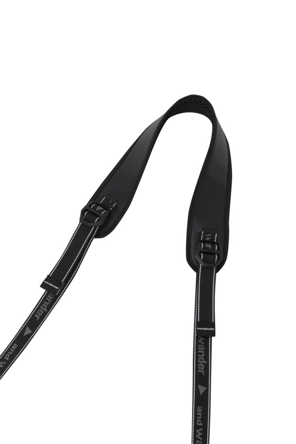 (AND WANDER) 워터프루프 사코슈 - 블랙은 2L 미디엄 사이즈의 블랙 컬러 사코슈입니다. 420D 나일론 TPU 코팅 소재로 제작되어 방수 기능을 제공하며, 가볍게 휴대할 수 있습니다. 무봉제 웰더 접합 방식으로 제작되어 내구성을 높였으며, 사각 형태에 지퍼형 잠금 방식으로 내용물을 안전하게 보관할 수 있습니다. 일상 및 여행 시, 미니멀, 시티보이, 캐주얼 스타일의 여행룩, 출근룩에 매치하여 스타일리시하게 연출해보세요.
