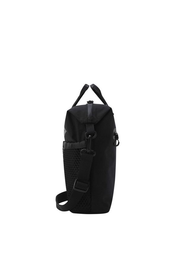 (AND WANDER) PE/CO 2WAY BAG - BLACK는 면과 폴리에스테르 혼방 소재의 블랙 컬러 숄더백입니다. 2-way 디자인으로, 필요에 따라 다양한 스타일 연출이 가능하며, 넉넉한 수납을 위한 대형 포켓과 지퍼형 잠금 방식을 갖췄습니다. 미디엄 사이즈의 사각 형태 가방으로, 캐주얼 및 스포티한 스타일 연출에 적합하며, 도시 사용과 아웃도어 활동 모두에 적합합니다. 완전 방수 기능을 제공하여 궂은 날씨에도 내용물을 안전하게 보호합니다. 미니멀한 디자인으로 어떤 룩에도 잘 어울립니다.
