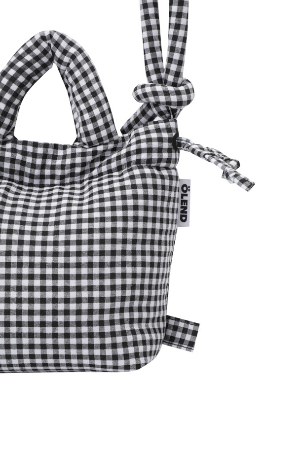 마이크로 오나 소프트 백 - 비시 블랙은 데이트룩과 쇼핑룩에 어울리는 여성용 크로스백입니다. 캐주얼, 미니멀, 클래식 스타일을 연출하기 좋은 이 가방은 블랙 컬러의 미니 사이즈로, 비시체크 패턴이 돋보입니다. 가볍고 푹신한 착용감을 자랑하며, 최대 110cm까지 스트랩 조절이 가능하여 편리합니다. 생활 방수 기능과 내부 지퍼 포켓을 갖춘 사각형 디자인으로, 자석형 및 지퍼형 잠금 방식으로 내용물을 안전하게 보관할 수 있습니다.
