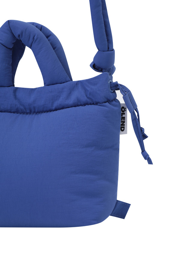 마이크로 오나 소프트 백 - 코발트 블루는 부드러운 소프트 소재로 제작된 여성 데일리 백입니다. 미디엄 사이즈의 사각 쉐입으로, 무지 디자인에 자석형 및 지퍼형 잠금 방식을 갖춰 실용성을 더했습니다. 가볍고 푹신한 착용감과 생활 방수 기능으로 편안하게 사용할 수 있으며, 최대 110cm까지 스트랩 조절이 가능합니다. 내부 포켓이 있어 소지품을 효율적으로 정리할 수 있으며, 데이트룩, 쇼핑룩 등 다양한 스타일에 미니멀, 캐주얼, 클래식하게 매치하기 좋습니다.
