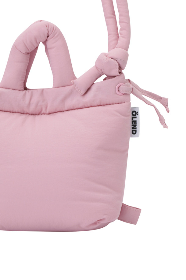 MICRO ONA SOFT BAG (마이크로 오나 소프트 백) - PALE PINK (페일 핑크)는 부드럽고 푹신한 소재로 제작되어 편안한 착용감을 선사하는 여성용 크로스백입니다. 파스텔 핑크 컬러의 무지 디자인으로 캐주얼, 미니멀, 걸리시 스타일을 연출하기에 좋으며, 데이트룩, 동네 마실룩, 카페룩 등 다양한 TPO에 활용할 수 있습니다. 가벼운 무게와 생활 방수 기능으로 실용성을 더했으며, 최대 110cm까지 스트랩 길이 조절이 가능합니다. 내부 지퍼 포켓이 있어 소지품을 안전하게 보관할 수 있으며, 자석형 잠금 방식과 세탁 가능한 장점도 갖추었습니다. 사각형 디자인의 미니 사이즈 가방으로, 데일리백으로 활용하기 좋습니다.
