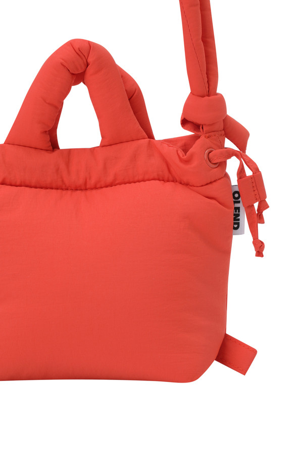 마이크로 오나 소프트 백 - 코랄은 부드러운 소프트 소재의 여성용 크로스백입니다. 미디엄 사이즈의 사각 쉐입으로, 무지 디자인에 생활 방수 기능과 스트랩 조절이 가능한 실용적인 아이템입니다. 가볍고 데일리백으로 활용하기 좋으며, 자석형과 지퍼형 잠금 방식으로 내용물을 안전하게 보관할 수 있습니다. 내부 포켓이 있어 수납력을 높였으며, 최대 110cm까지 스트랩 조절이 가능하여 다양한 스타일 연출이 가능합니다. 데이트룩, 동네 마실룩, 쇼핑룩 등 다양한 TPO에 미니멀, 캐주얼, 클래식 스타일을 더해줍니다.
