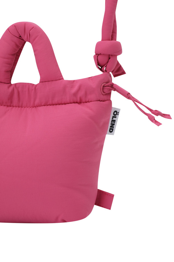 MICRO ONA SOFT BAG (마이크로 오나 소프트 백) - 핑크는 데이트룩, 쇼핑룩에 어울리는 캐주얼, 미니멀, 걸리시 스타일의 여성 가방입니다. 필수품을 넣기 좋은 미디엄 사이즈의 데일리백으로, 가볍고 푹신한 소재와 비비드한 핑크 컬러가 특징입니다. 최대 110cm까지 스트랩 조절이 가능하며, 지퍼가 달린 내부 포켓으로 소지품을 안전하게 보관할 수 있습니다. 부드러운 솔과 따뜻한 물, 비누로 세탁하여 관리할 수 있습니다. 사각 형태의 디자인과 자석형 잠금 방식으로 편리하게 사용할 수 있습니다.
