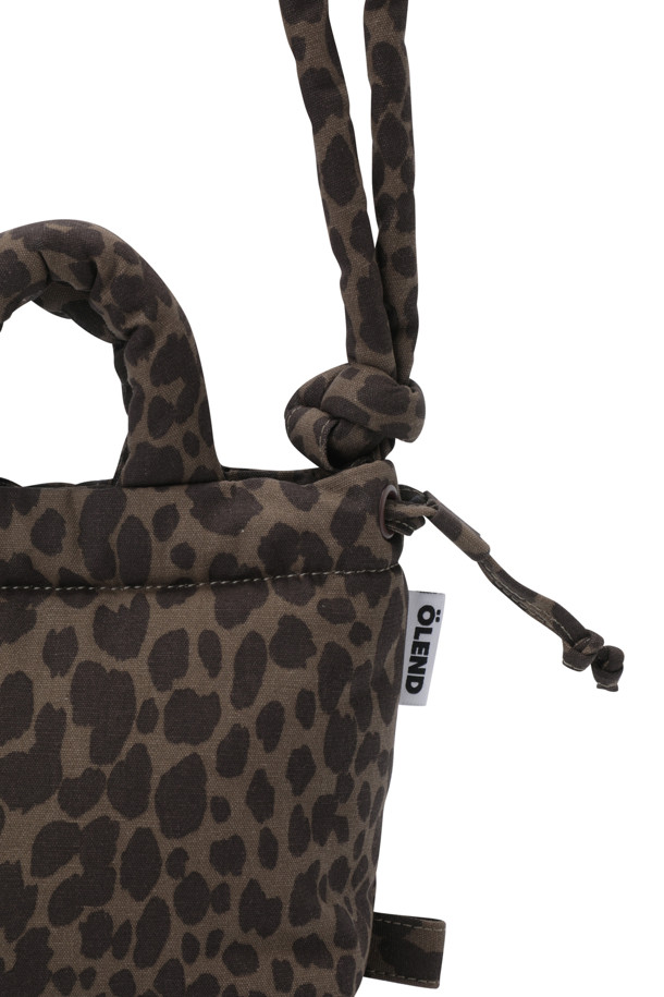 **MICRO ONA SOFT BAG - 레오파드**는 여성스러운 스타일을 완성하는 미니 사이즈 가방입니다. 부드러운 푹신함과 가벼운 착용감이 특징이며, 데이트룩, 쇼핑룩, 카페룩 등 다양한 TPO에 활용하기 좋습니다. 레오파드 패턴과 사각 디자인이 레트로, 캐주얼, 미니멀 스타일을 연출하며, 생활 방수 기능으로 실용성을 더했습니다. 스트랩은 최대 110cm까지 조절 가능하며, 내부 지퍼 포켓이 있어 수납도 용이합니다.
