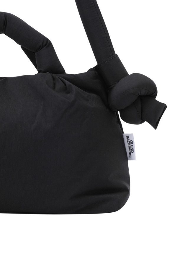 미니 오나 소프트 백 - 블랙은 여성용 가방으로, 미니멀, 클래식, 시크한 스타일을 추구하는 분들께 적합합니다. 데이트룩, 쇼핑룩, 카페룩 등 다양한 TPO에 매치하기 좋으며, 넉넉한 수납력을 위한 내부 포켓 2개와 외부 지퍼 포켓 1개를 갖추었습니다. 사각 형태의 스몰 사이즈 가방으로, 생활 방수가 가능하여 실용적입니다. 자석형 잠금방식으로 간편하게 여닫을 수 있으며, 최대 100cm까지 스트랩 조절이 가능합니다.
