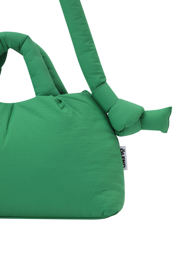 미니 오나 소프트 백 - 그린은 여성용 숄더백으로, 미니멀, 클래식, 캐주얼 스타일을 연출하기 좋습니다. 부드러운 텍스처와 가벼운 무게로 편안하게 착용할 수 있으며, 생활 방수가 가능하여 실용적입니다. 데이트룩, 쇼핑룩, 카페룩 등 다양한 TPO에 잘 어울리며, 최대 100cm까지 조절 가능한 스트랩으로 숄더백 또는 크로스백으로 활용 가능합니다. 내부에는 2개의 포켓과 1개의 지퍼 포켓이 있어 수납력을 높였으며, 자석형 잠금 방식으로 간편하게 여닫을 수 있습니다.
