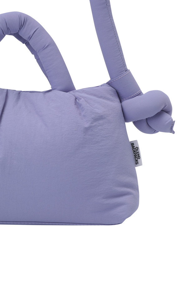 미니 오나 소프트 백 - 라일락은 여성용 가방으로, 미니멀하고 클래식, 캐주얼 스타일에 잘 어울립니다. 라일락 컬러의 무지 디자인에 사각 형태로 제작되었으며, 생활 방수 기능이 있어 실용적입니다. 넉넉한 수납을 위한 내부 포켓 2개와 외부 지퍼 포켓 1개, 그리고 스트랩 길이 조절(최대 100cm) 기능으로 편의성을 더했습니다. 데이트룩, 쇼핑룩, 카페룩 등 다양한 TPO에 활용하기 좋은 스몰 사이즈 가방입니다.
