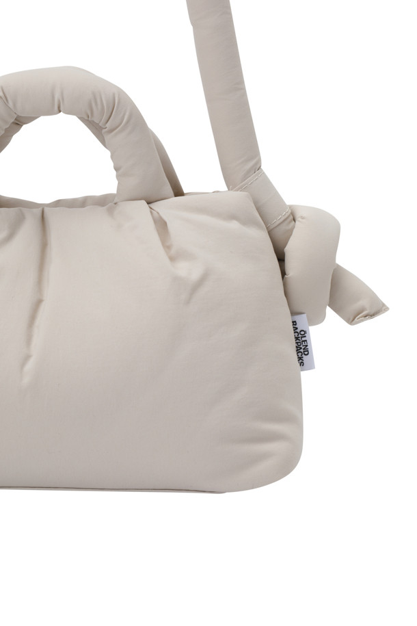 미니 오나 소프트 백 - 샌드는 여성스러운 미니백으로, 부드러운 소재와 은은한 샌드 컬러가 특징입니다. 가볍고 실용적인 스몰 사이즈로, 데이트룩, 쇼핑룩, 카페룩 등 다양한 TPO에 매치하기 좋습니다. 스트랩 길이 조절이 가능하여 (최대 100cm) 숄더백 또는 크로스바디백으로 연출할 수 있으며, 내부 포켓 2개와 외부 지퍼 포켓 1개로 수납력을 높였습니다. 미니멀, 클래식, 캐주얼 스타일을 즐겨 입는 분들께 추천합니다.
