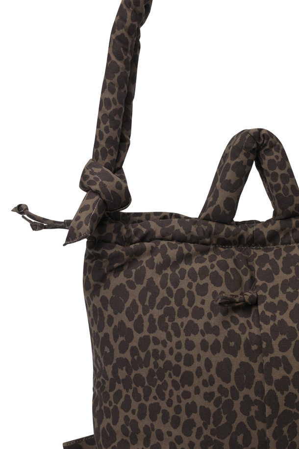 ONA 소프트 백 - 레오파드 (ONA 소프트 백 - 레오파드)는 여성용 숄더백입니다. 브라운과 블랙 색상으로 출시되었으며, 라지 사이즈에 레오파드 패턴이 돋보이는 디자인입니다. 생활 방수 기능과 최대 17인치 노트북 수납이 가능하며, 푹신하고 가벼운 소재로 제작되어 편안하게 사용할 수 있습니다. 스트랩 조절이 가능하며, 내부 포켓 1개와 외부 포켓 1개가 있어 수납력을 높였습니다. 일상, 출근룩, 여행룩 등 다양한 TPO에 활용 가능하며, 클래식, 캐주얼, 미니멀 스타일을 연출하기 좋습니다. 자석형 잠금 방식으로 편리하며 숄더백, 핸드백, 백팩 3가지 형태로 활용할 수 있습니다.
