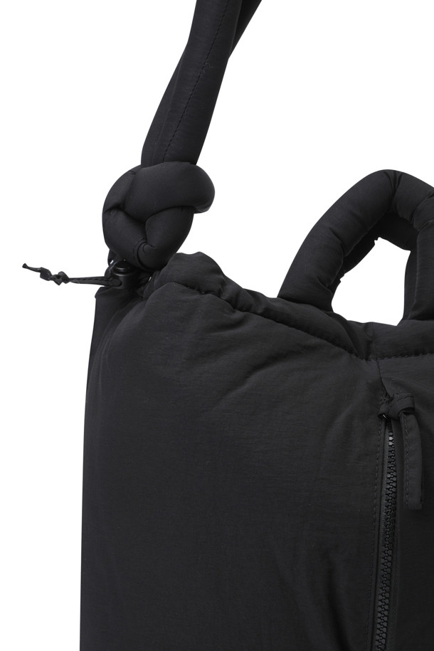 ONA 소프트 백 - 블랙은 미디엄 사이즈의 사각 가방으로, 여성 고객을 위한 블랙 컬러의 무지 가방입니다. 생활 방수 기능을 갖춰 실용적이며, 17인치 노트북 수납이 가능합니다. 핸드백, 숄더백, 백팩 3가지 방식으로 연출할 수 있으며, 스트랩 길이 조절을 통해 다양한 스타일을 소화할 수 있습니다. 가볍고 편안한 소재로 제작되었으며, 외부 지퍼 포켓 1개와 내부 포켓 1개가 있어 수납력을 높였습니다. 출근룩, 오피스룩, 모임룩 등 다양한 TPO에 미니멀, 클래식, 시크한 스타일을 더해 보세요.
