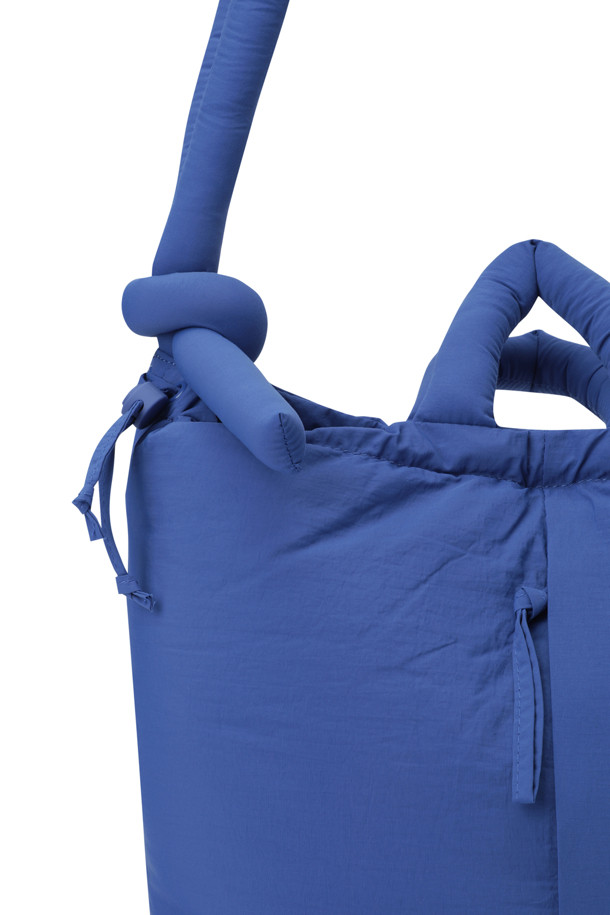 ONA 소프트 백 - 코발트 블루는 여성스러운 스타일을 완성하는 라지 사이즈 숄더백입니다. 코발트 블루 컬러의 무지 디자인으로, 출근룩, 여행룩, 쇼핑룩 등 다양한 TPO에 활용하기 좋습니다. 가볍고 생활 방수가 가능한 소재에, 17인치 노트북 수납이 가능하여 실용성을 더했습니다. 핸드백, 숄더백, 백팩 3way 스타일로 변형하여 사용하며, 내부 포켓 1개와 외부 지퍼 포켓 1개, 자석형 잠금 방식으로 편리함을 더했습니다. 미니멀, 클래식, 캐주얼 등 어떤 스타일에도 잘 어울리는 사각 모양의 가방입니다.
