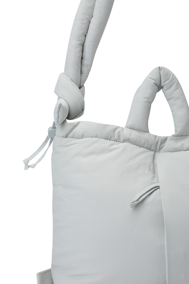 ONA 소프트 백 - 펄 그레이는 여성용 가방으로, 일상과 출근룩, 여행룩에 모두 잘 어울리는 제품입니다. 미니멀, 캐주얼, 클래식 스타일을 추구하는 분들께 적합하며, 라지 사이즈의 사각형 디자인이 특징입니다. 가볍고 푹신한 소재에 생활 방수 기능, 노트북 수납, 스트랩 조절이 가능하며, 핸드백, 숄더백, 백팩 3가지 방식으로 활용할 수 있습니다. 펄 그레이 컬러의 무지 디자인으로, 외부 지퍼 포켓 1개와 내부 포켓 1개, 자석형 잠금 방식으로 편리함과 실용성을 더했습니다.
