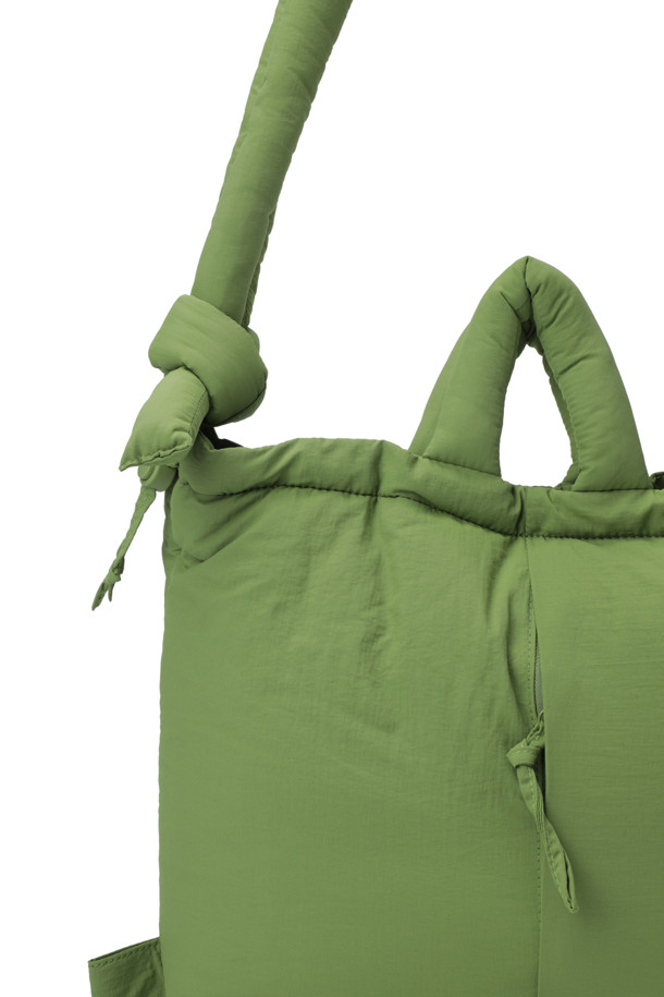 ONA 소프트 백 - 말차는 여성용 가방으로, 말차 및 그린 색상으로 출시되었습니다. 넉넉한 수납력을 자랑하는 라지 사이즈의 무지 가방으로, 3가지 스타일(핸드백/숄더백/백팩)로 연출할 수 있습니다. 가볍고 푹신한 소재에 생활 방수 기능이 더해져 실용적이며, 최대 100cm까지 길이 조절 가능한 스트랩이 있습니다. 17인치 노트북 수납이 가능하며 내부 포켓 1개와 외부 지퍼 포켓 1개가 있어 편리합니다. 자석형 잠금 방식으로, 카페룩, 여행룩, 출근룩 등 다양한 TPO에 미니멀, 캐주얼, 클래식 스타일로 코디하기 좋습니다.
