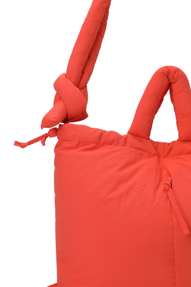 ONA 소프트 백 - 코랄은 여성용 가방으로, 미니멀, 캐주얼, 클래식 스타일을 추구하는 분들께 적합합니다. 푹신한 소재와 생활 방수 기능으로 편안함과 실용성을 갖췄으며, 데이트룩, 쇼핑룩, 카페룩 등 다양한 TPO에 활용할 수 있습니다. 17인치 노트북 수납이 가능하며, 핸드백, 숄더백, 백팩 3way로 활용할 수 있어 실용적입니다. 코랄 컬러의 무지 디자인에 자석형 잠금 방식을 적용했으며, 스트랩은 최대 100cm까지 조절 가능합니다. 외부 지퍼 포켓 1개와 내부 포켓 1개가 있어 수납력을 높였습니다.
