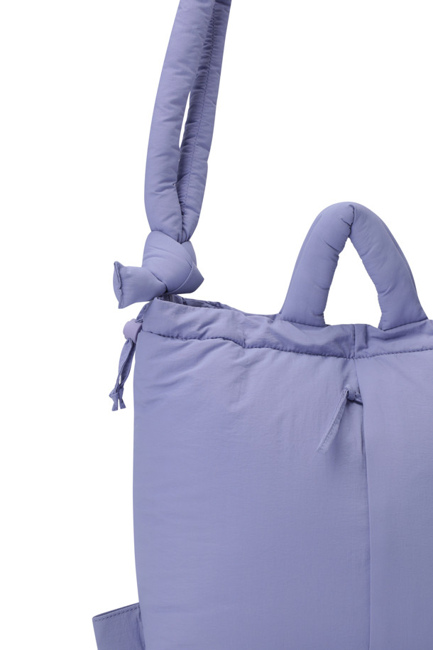 ONA 소프트 백 - 라일락은 여성용 가방으로, 미디엄 사이즈의 사각 쉐입을 갖춘 제품입니다. 부드럽고 푹신한 소재에 라일락 컬러의 무지 디자인으로, 미니멀, 캐주얼, 클래식 스타일을 선호하는 분들께 추천합니다. 생활 방수 기능과 노트북 수납이 가능하며, 핸드백, 숄더백, 백팩 3way로 활용할 수 있어 실용적입니다. 최대 100cm까지 조절 가능한 스트랩과 외부 지퍼 포켓, 내부 포켓 1개, 자석형 잠금 방식으로 편리함을 더했습니다. 데이트룩, 쇼핑룩, 카페룩 등 다양한 TPO에 잘 어울립니다.
