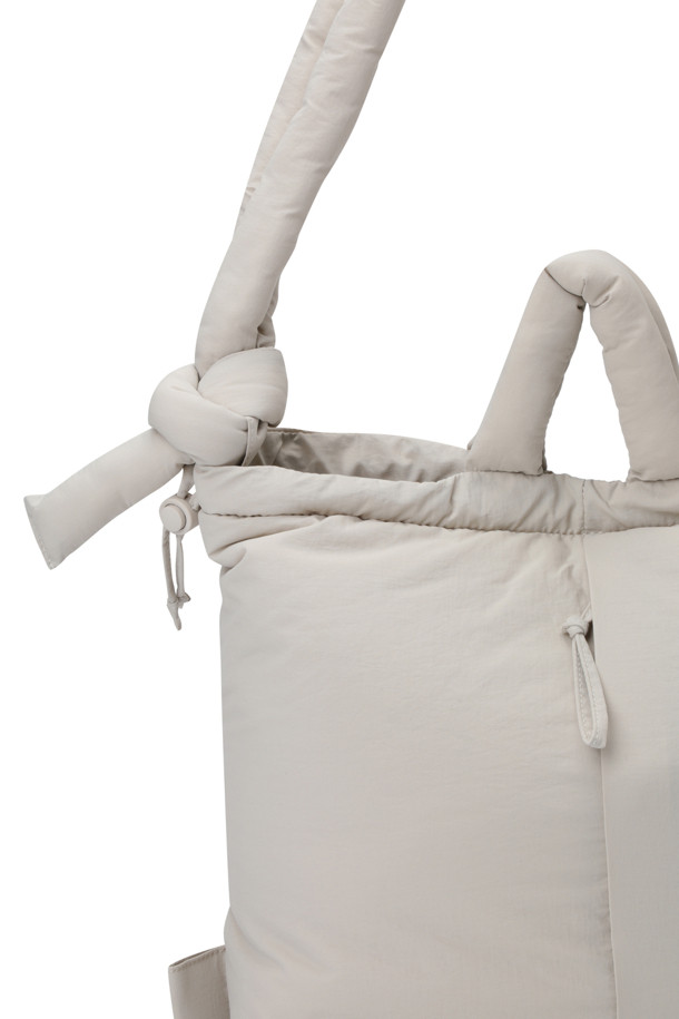 ONA 소프트 백 - 샌드 (ONA SOFT BAG - SAND)는 여성용 가방으로, 미니멀, 클래식, 캐주얼 스타일을 추구하는 분들께 적합합니다. 샌드 컬러의 무지 디자인에 사각형 모양으로, 출근룩과 여행룩에 모두 잘 어울립니다. 가볍고 생활 방수가 가능한 소재로 제작되어 있으며, 최대 17인치 노트북 수납이 가능한 넉넉한 라지 사이즈입니다. 핸드백, 숄더백, 백팩 3가지 방식으로 활용 가능하며, 최대 100cm까지 스트랩 조절이 가능합니다. 외부 지퍼 포켓 1개와 내부 포켓 1개가 있어 수납력을 높였으며, 자석형 잠금 방식으로 편리하게 사용 가능합니다.