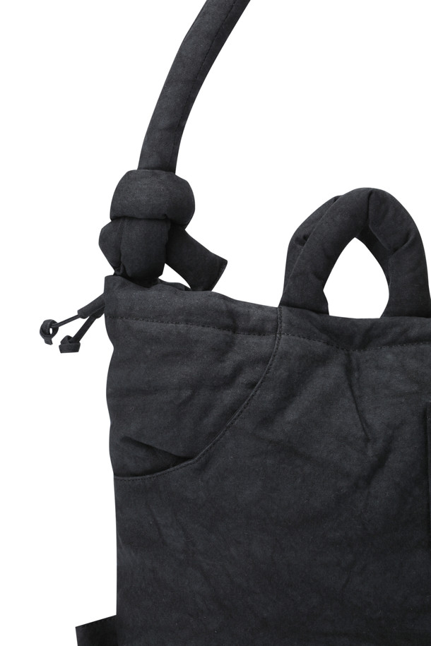 **ONA 워시드 백 - 블랙**은 여성용 가방으로, 미니멀, 캐주얼, 클래식 스타일을 추구하는 분들께 적합합니다. 워시드 코튼 소재의 블랙 컬러, 사각 모양의 라지 사이즈 가방으로, 출근룩, 여행룩, 쇼핑룩 등 다양한 TPO에 활용할 수 있습니다. 최대 100cm까지 스트랩 조절이 가능하며, 17인치 노트북 수납이 가능하여 실용성을 더했습니다. 생활 방수 기능과 자석형 잠금 방식으로 편리하며, 내부 포켓 1개와 외부 포켓 2개로 수납력을 높였고, 세탁 또한 가능합니다.
