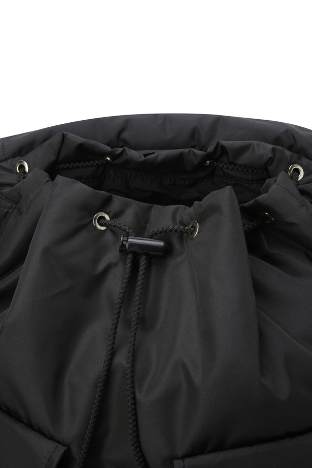 리사이클드 테크 백팩 - 블랙은 여성용 미디엄 사이즈 백팩입니다. 무지 패턴에 버클 장식이 돋보이며, 나일론 소재로 제작되어 튼튼합니다. 수납공간, 지퍼, 스트랩 길이 조절 기능을 갖춰 실용적이며, 가방 모양은 사각형입니다. 버클형과 지퍼형 잠금 방식으로 내용물을 안전하게 보관할 수 있으며, 재활용 소재를 사용하여 환경까지 생각했습니다. 출근룩, 여행룩 등 다양한 TPO에 미니멀, 캐주얼, 시크 스타일로 연출하기 좋습니다.
