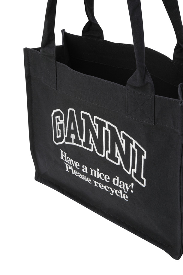 Large Easy Shopper Contrasted Logo - 팬텀은 미니멀하고 클래식한 스타일의 여성용 쇼퍼백입니다. 블랙과 화이트 컬러 조합으로, 넉넉한 라지 사이즈의 사각형 가방입니다. 로고 패턴과 자수 디자인 장식이 특징이며, 심플한 디자인으로 일상에서 활용하기 좋습니다. 친환경 메시지를 담아 제작되었습니다.
