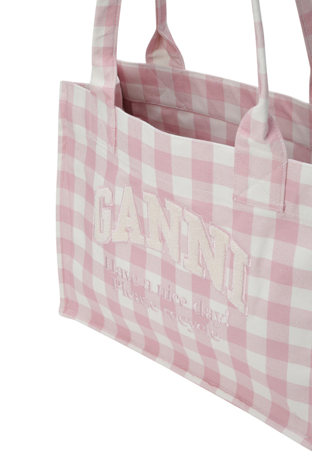 Large Easy Shopper 비시 - 블리치드 모브는 여성용 쇼퍼백입니다. 분홍색 컬러에 체크 패턴이 돋보이며, 부드러운 컬러감과 각진 디테일이 특징입니다. 캐주얼, 미니멀, 클래식 스타일을 아우르며 쇼핑룩, 데이트룩에 잘 어울립니다. 가방 전면에 레터링과 로고, 자수 디자인이 더해져 포인트를 더했습니다. 일상생활에서 활용하기 좋은 라지 사이즈의 사각 숄더백입니다.
