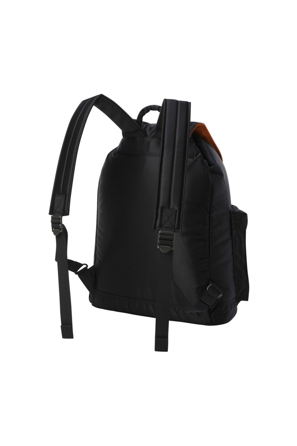 (PORTER) 탱커 럭색 - 블랙은 시그니처 탱커 시리즈의 백팩으로, 일상과 여행 모두에 적합한 디자인입니다. 블랙 컬러의 무지 디자인에 플랩 디테일이 돋보이며, 미디엄 사이즈로 수납력을 높였습니다. 세계 최초 양산화된 100% 식물성 나일론 소재를 사용하여 내구성과 스타일을 동시에 잡았습니다. 조임끈과 지퍼형 잠금 방식으로 내용물을 안전하게 보호하며, 정품 파우치를 함께 제공합니다. 미니멀, 클래식, 시티보이 스타일의 여행룩과 출근룩에 매치하기 좋습니다.
