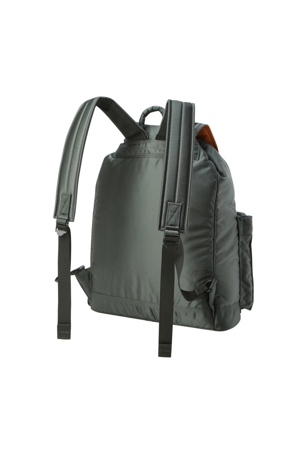 (PORTER) 탱커 럭색 - 그린은 일상과 여행 모두에 적합한 남성용 백팩입니다. 미니멀, 캐주얼, 시티보이 스타일을 추구하는 분들께 추천하며, 넉넉한 수납공간을 제공합니다. 식물성 나일론 소재를 사용하여 내구성을 높였으며, 플랩 디자인과 조임 끈, 지퍼형 잠금 방식이 특징입니다. (PORTER) 탱커 시리즈 특유의 사각 형태 디자인과 그린 컬러, 무지 패턴이 세련된 느낌을 선사합니다. 정품 파우치를 포함하여 실용성을 더했습니다.
