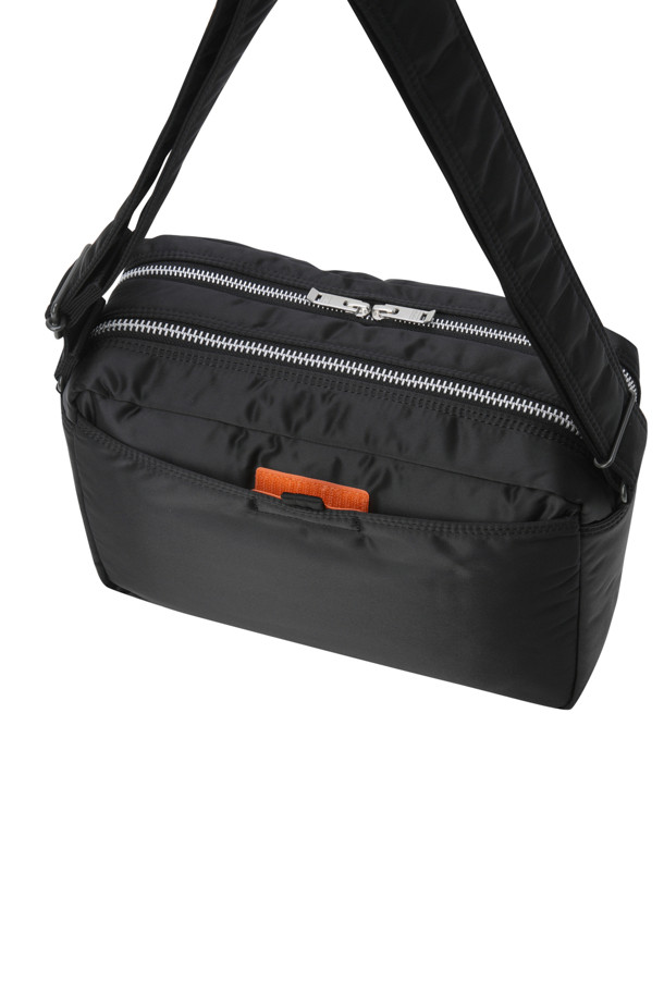 (PORTER) 텐커 슬링 백 W 지퍼 (L) - 블랙은 남성 고객을 위한 라지 사이즈의 슬링백입니다. 무지 패턴의 블랙 컬러 나일론 소재로 제작되어 미니멀, 시크, 캐주얼 스타일을 연출하기 좋습니다. 내부 포켓, 뒷면 포켓 등 넉넉한 수납공간을 제공하며, 지퍼형 잠금 방식으로 내용물을 안전하게 보호합니다. 여행룩, 출근룩, 비즈니스 캐주얼 등 다양한 TPO에 활용 가능하며, 정품 파우치를 포함합니다.
