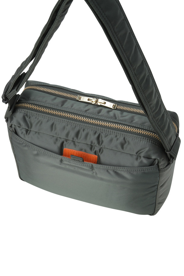 (PORTER) 탠커 슬링백 W 지퍼 (L) - 그린은 남성용 슬링백으로, 여행룩, 휴가룩, 출근룩 등 다양한 TPO에 활용 가능한 제품입니다. 미니멀, 캐주얼, 시티보이 스타일을 연출하기에 적합하며, 나일론 소재로 제작되어 가볍고 내구성이 뛰어납니다. 라지 사이즈 슬링백으로 수납력이 뛰어나며, 지퍼형 잠금 방식으로 내용물을 안전하게 보호합니다. 내부 포켓, 뒷면 포켓 등 넉넉한 수납공간과 정품 파우치까지 포함되어 실용성을 더했습니다.
