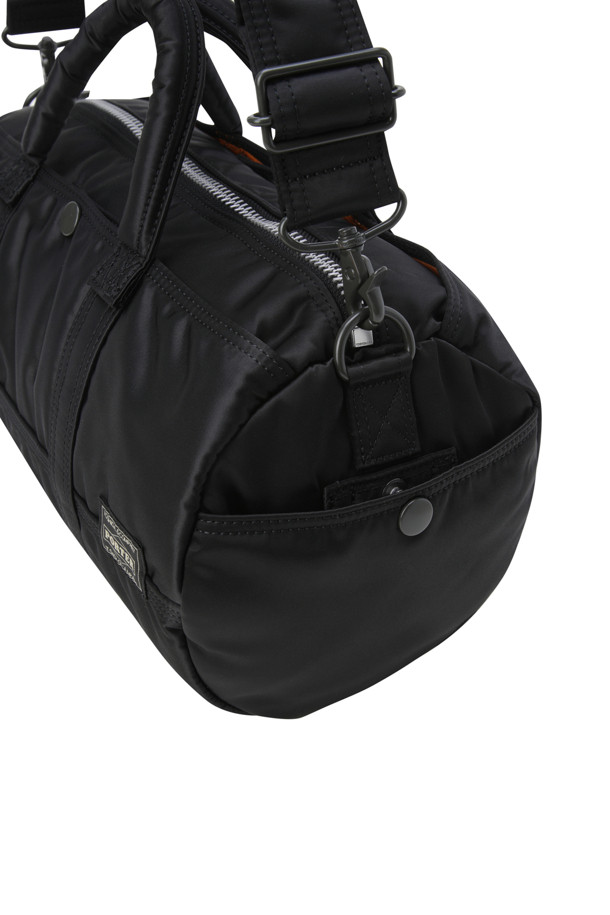 (PORTER) 탱커 롤 백 - 블랙은 100% 식물성 나일론 소재로 제작된 남성용 롤백입니다. 미디엄 사이즈의 블랙 컬러 무지 디자인으로, 스포티, 미니멀, 캐주얼 스타일을 연출하기 좋습니다. 지퍼형 잠금 방식에 2-WAY 기능, 탈부착 스트랩, 외부 사이드 포켓이 있어 실용성을 더했습니다. 컴팩트한 사이즈로 일상에서 가볍게 사용하기 좋으며, 정품 파우치를 함께 제공합니다.
