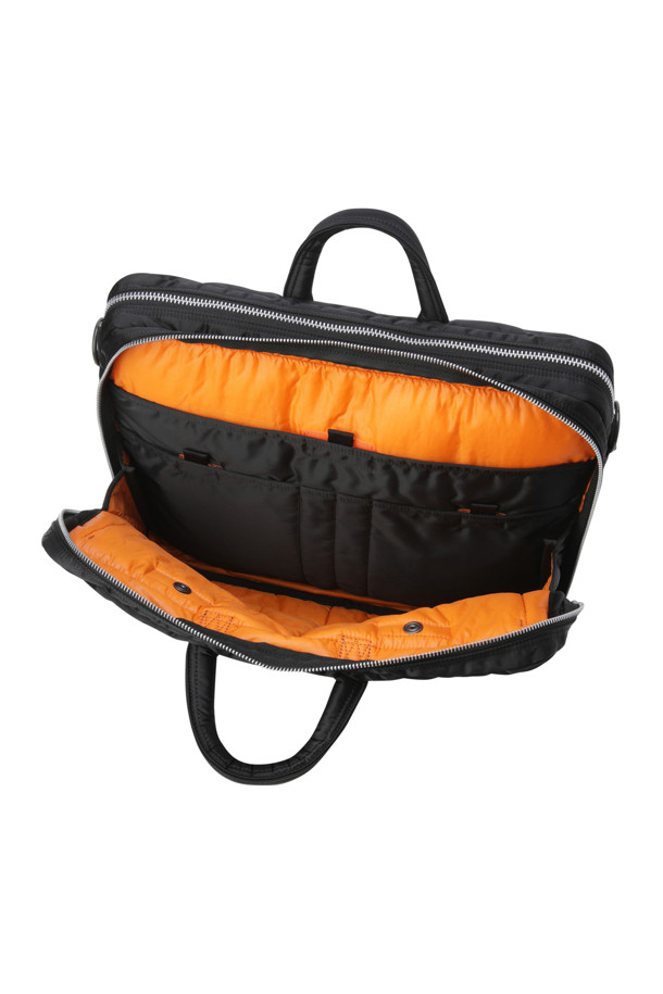 (PORTER) 탱커 2웨이 도큐먼트 백 W 지퍼 - 블랙은 남성용 서류가방으로, 나일론 소재의 라지 사이즈 무지 가방입니다. 지퍼 잠금 방식과 사각 형태 디자인에 2WAY, 다양한 내부 포켓, 뒷면 포켓, 정품 파우치 등 실용적인 기능성을 갖췄습니다. 오피스룩, 비즈니스 캐주얼, 출근룩 등 TPO에 적합하며, 클래식, 미니멀, 시크 스타일을 연출하기 좋습니다. 일상과 비즈니스 모두 활용 가능한 실용적인 아이템입니다.
