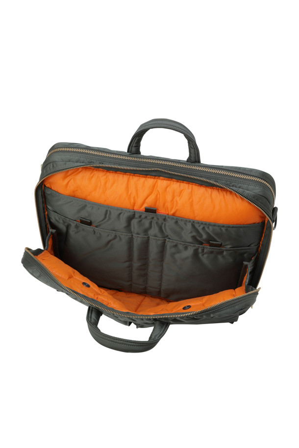 (PORTER) 탱커 2WAY 도큐먼트 백 W 지퍼 - 그린은 남성을 위한 라지 사이즈 서류가방입니다. 나일론 소재의 무지 디자인으로, 2WAY 기능과 다양한 내부 포켓, 뒷면 포켓, 정품 파우치까지 포함하여 실용성을 높였습니다. 지퍼형 잠금 방식으로 소지품을 안전하게 보관하며, 그린 컬러가 세련된 분위기를 더합니다. 출근룩, 비즈니스 캐주얼, 오피스룩 등 다양한 TPO에 활용 가능하며, 클래식, 미니멀, 시크 스타일을 즐기는 분들께 추천합니다.
