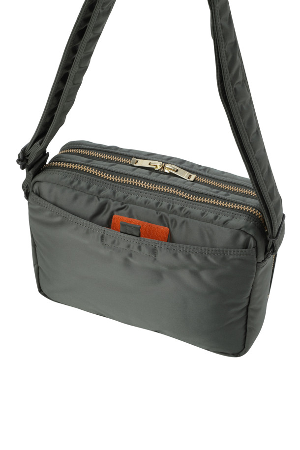 (PORTER) 탠커 슬링 백 W 지퍼 - 그린은 미니멀하고 캐주얼한 스타일을 추구하는 남성 여행룩에 완벽한 슬링백입니다. 식물성 나일론 소재를 사용하여 제작되었으며, 미디엄 사이즈의 사각 형태에 무지 패턴으로 깔끔함을 더했습니다. 지퍼형 잠금 방식으로 소지품을 안전하게 보관할 수 있으며, 뒷면 포켓이 있어 실용성을 높였습니다. 탠커 슬링 백은 일상과 여행 모두에서 활용 가능하며, 심플한 디자인으로 어떤 스타일에도 잘 어울립니다.
