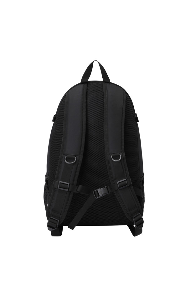 **폴리에스터 트윌 백팩 - 블랙(화이트)**는 미니멀, 캐주얼, 시티보이 스타일을 추구하는 남성을 위한 백팩입니다. 출근룩, 여행룩, 비즈니스 캐주얼에 잘 어울리며, 27L 용량의 미디엄 사이즈로 넉넉한 수납 공간을 제공합니다. 폴리에스터 소재에 로고 자수 디자인이 특징이며, 무지 패턴의 블랙과 화이트 컬러로 출시되었습니다. 내부에는 펜 홀더, 키 후크, 메쉬 포켓을 갖추고 있으며, 가방 잠금 방식은 지퍼형과 벨크로형입니다. 압축 스트랩, 가슴 스트랩, 조절식 어깨 스트랩이 있어 편안하게 착용 가능합니다.
