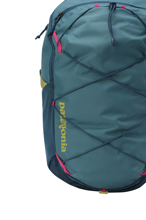 Refugio Daypack 30L - 르푸지오 데이팩 30L - 웬틀랜드 블루는 일상, 여행, 바이크 활동에 적합한 남성용 데이백입니다. 30L의 넉넉한 수납 공간과 15인치 노트북 수납이 가능한 실용성을 갖췄으며, 통기성이 뛰어난 패드와 물주머니 걸이를 지원합니다. 사각 형태에 무지 디자인으로 미니멀하고 캐주얼한 스타일을 연출하며, 웬틀랜드 블루 컬러가 세련된 여행룩을 완성합니다. 지퍼형 잠금 방식으로 안전하게 소지품을 보관할 수 있으며, 바이크 라이트 클립을 제공하여 야간에도 안전하게 라이딩을 즐길 수 있습니다. 나일론 소재로 제작되어 내구성이 뛰어나며, 튼튼하게 제작되어 오랫동안 사용하실 수 있습니다.

