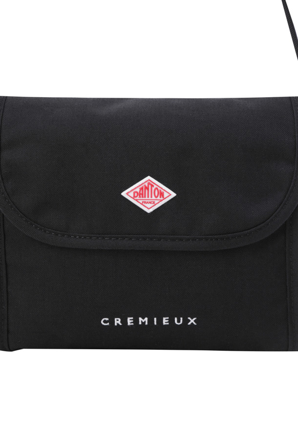 **CORDURA CANVAS SHOULDER BAG (CREMIEUX) - BLACK**는 500 데니어 코듀라와 나일론 소재로 제작된 여성 숄더백입니다. 가볍고 튼튼하며, 사각형 디자인에 벨크로 및 스냅 잠금 방식을 갖추었습니다. 조절 가능한 어깨끈과 메쉬 내부 포켓이 있어 실용적이며, 블랙 색상의 무지 디자인으로 어떤 스타일에도 잘 어울립니다.
