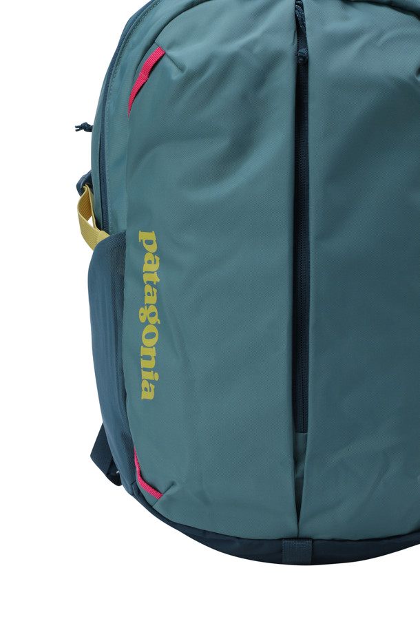 Refugio Daypack 26L (레퓨지오 데이팩 26L) - Wetland Blue (웨트랜드 블루)는 여성용 데이백입니다. 나일론 소재의 사각 디자인으로 15인치 노트북 수납이 가능하며, 패드 처리가 되어 있어 소지품을 안전하게 보호합니다. 블루 컬러에 무지 패턴으로 캐주얼, 미니멀, 스포티한 스타일을 연출하기 좋습니다. 일상, 여행, 바이크 활동에 적합하며, 노트북 수납, 통기성, 물주머니걸이, 바이크라이트클립 기능이 있습니다. 여행룩을 연출하기에도 좋은 실용적인 가방입니다.
