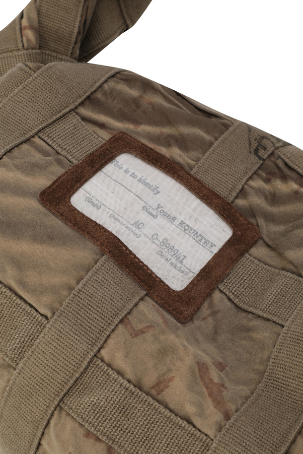 (캐피탈) 코튼 웨더 프리즈너-크래프트 탓터솔 스너프 가방은 남성을 위한 미디엄 사이즈 숄더백입니다. 그레이베이지 컬러에 코튼 소재로 제작되었으며, 위장무늬와 그래픽 패턴이 돋보입니다. 웨빙 디자인 장식과 O-링 버클 디테일이 특징이며, 지퍼형 잠금 방식과 조절 가능한 숄더 스트랩이 있어 크로스바디 또는 숄더백으로 활용 가능합니다. 여행, 산책, 동네 마실 등 다양한 TPO(Time, Place, Occasion)에 맞춰 캐주얼, 시티보이, 고프코어 스타일을 연출할 수 있습니다.
