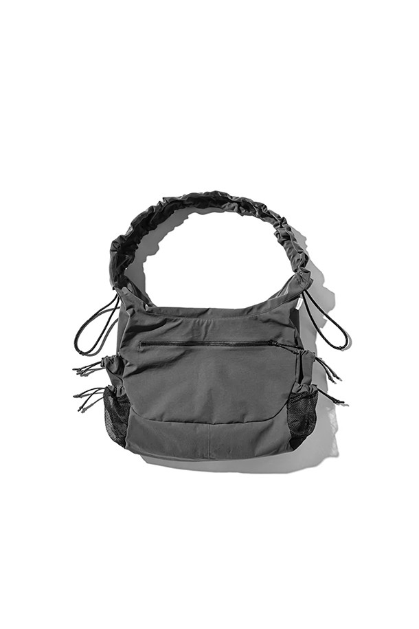 남성용 SOFT SHELL 애슬레틱 가방 - 그레이 색상입니다. 폴리에스터 소재의 미디엄 사이즈 사각 가방으로, 신축성, 내구성, 유연성을 갖춰 스포츠 및 일상 용도로 적합합니다. 13인치 PC 수납이 가능하며, 전면, 후면 및 내부에 각각 지퍼 포켓이 있어 수납력을 높였으며, 숄더 스트랩으로 편안하게 착용할 수 있습니다.
