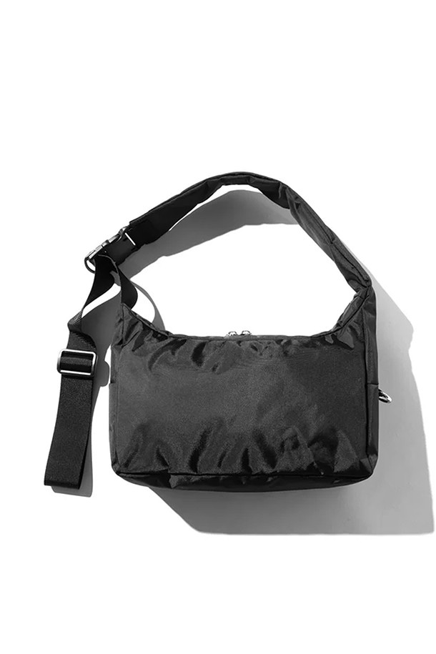 (RESTOCK) (클레스테) 홀리데이 백 - 블랙은 일상과 출근룩, 여행룩에 모두 잘 어울리는 미니멀하고 시티보이, 캐주얼 스타일의 가방입니다. 옥스포드와 나일론 소재를 사용하여 튼튼하며, 사계절 내내 활용하기 좋습니다. 11인치 아이패드 수납이 가능하며, 내부 4개의 포켓과 이어폰 포켓이 있어 실용적인 수납력을 자랑합니다. 가방은 지퍼형으로 잠금이 가능하며, 카라비너 디자인으로 포인트를 더했습니다. 미디엄 사이즈의 사각 형태 가방으로, 데일리 백으로 활용하기 좋습니다.
