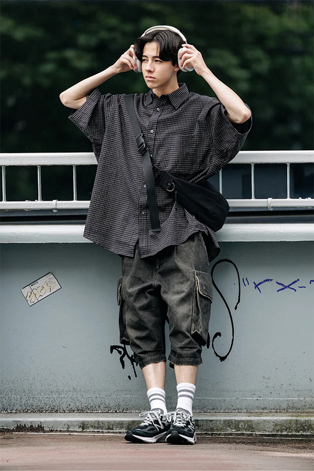 (CLESSTE) 소프트 쉘 2웨이 시스템 숄더백 - 블랙은 미니멀하고 시크한 스타일을 추구하는 남성들을 위한 숄더백입니다. 부드러운 폴리에스테르 소재로 제작되어 고기능성, 신축성, 내구성 및 유연성을 제공합니다. 2WAY 디자인으로 다양한 연출이 가능하며, 노트북 수납 공간을 갖춰 출근룩에 적합합니다. 탈부착 가능한 키링과 2개의 외부 포켓, 내부 지퍼 및 분할 포켓으로 실용성을 더했습니다. 블랙 색상의 무지 디자인에 지퍼형 잠금 방식으로 깔끔함을 더했습니다.
