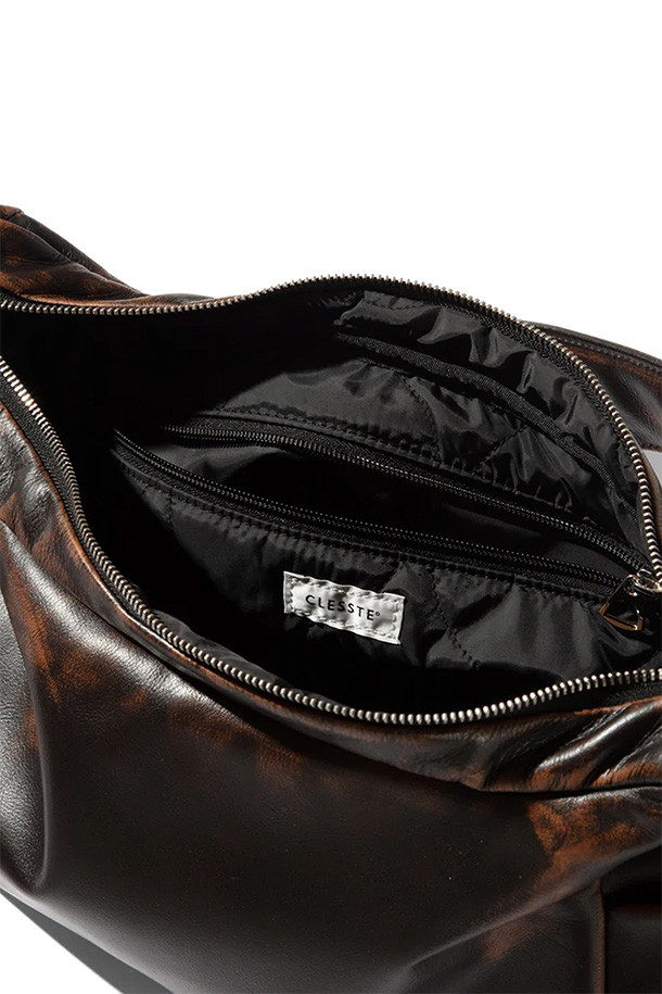 클레스티 빈티지 레더 홀리데이 백 - 브라운은 출근룩과 비즈니스 캐주얼에 어울리는, 클래식하고 미니멀한 스타일의 남성용 가방입니다. 11인치 아이패드 수납이 가능한 미디엄 사이즈의 사각 가방으로, 내부 4개의 포켓과 이어폰 포켓을 갖춰 실용성을 높였습니다. 넉넉한 수납공간과 더불어 마그네틱 잠금 방식과 카라비너 디자인으로 편의성을 더했습니다. 일본산 소가죽을 사용하여 수작업으로 제작되었으며, 브라운 컬러와 무지 패턴이 고급스러운 느낌을 자아냅니다.
